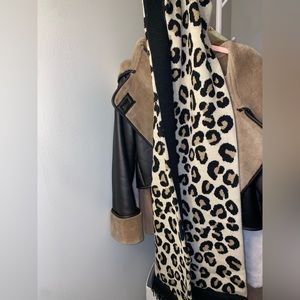 Urban Outfitters Scarf Cheetah 🐆 print